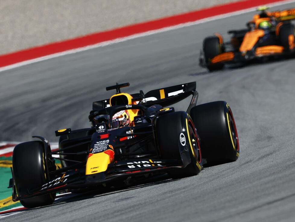 Max Verstappen im Red Bull hat Lando Norris im McLaren im Rückspiegel