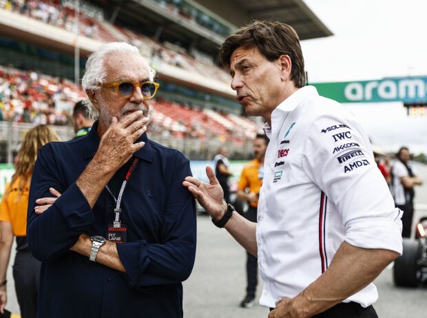 Beide auf ihre Art wieder da: Toto Wolff, hier im Gespräch mit Flavio Briatore Beide auf ihre Art wieder da: Toto Wolff, hier im Gespräch mit Flavio Briatore
