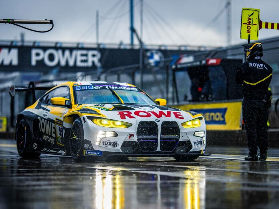 Rowe-BMW #98 beim finalen Boxenstopp bei den 24h Nürburgring 2024