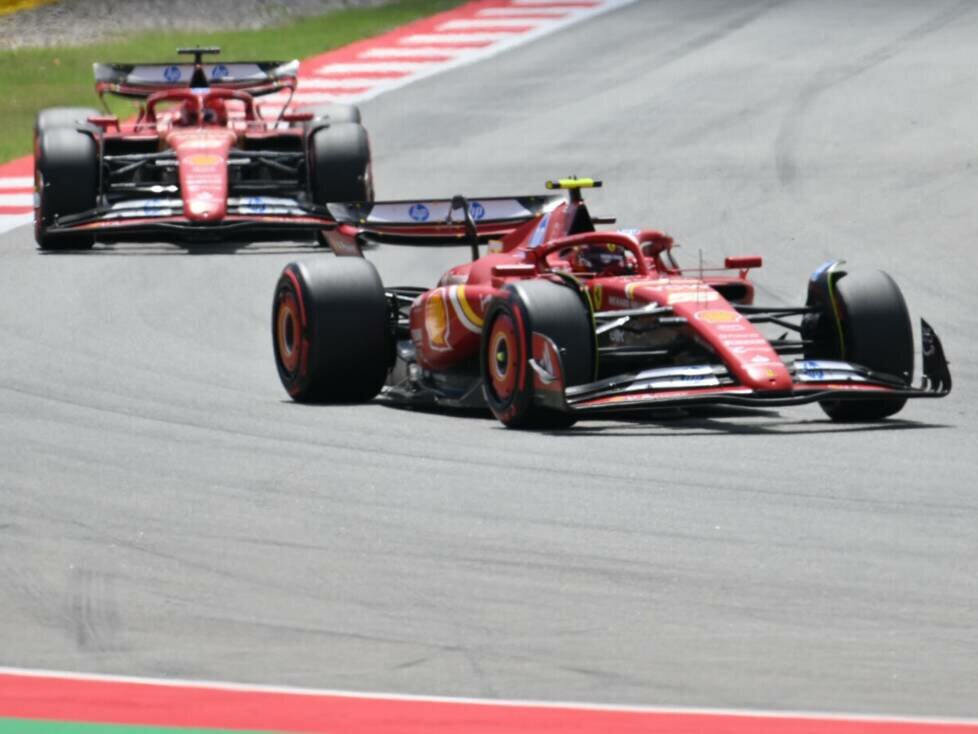 Die beiden Ferrari SF-24 von Charles Leclerc und Carlos Sainz beim Formel-1-Rennen in Spanien 2024
