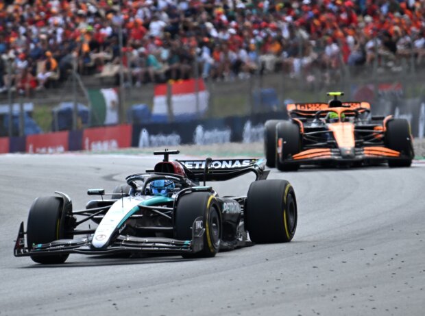 George Russell im Mercedes vor Lando Norris im McLaren George Russell im Mercedes vor Lando Norris im McLaren