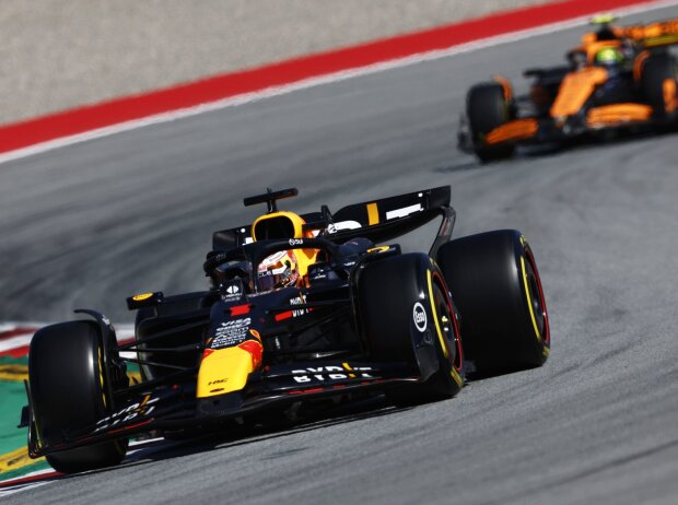 Max Verstappen im Red Bull hat Lando Norris im McLaren im Rückspiegel Max Verstappen im Red Bull hat Lando Norris im McLaren im Rückspiegel