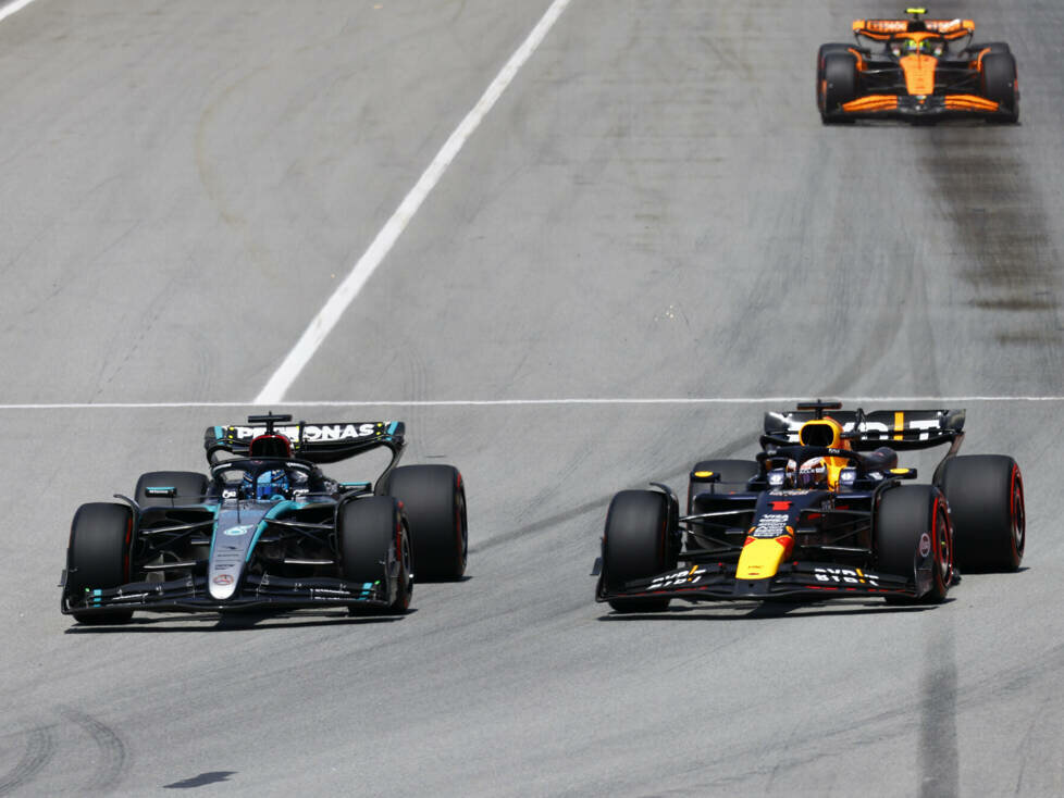 Max Verstappen (Red Bull RB20) und George Russell (Mercedes W15) beim Formel-1-Rennen in Spanien 2024