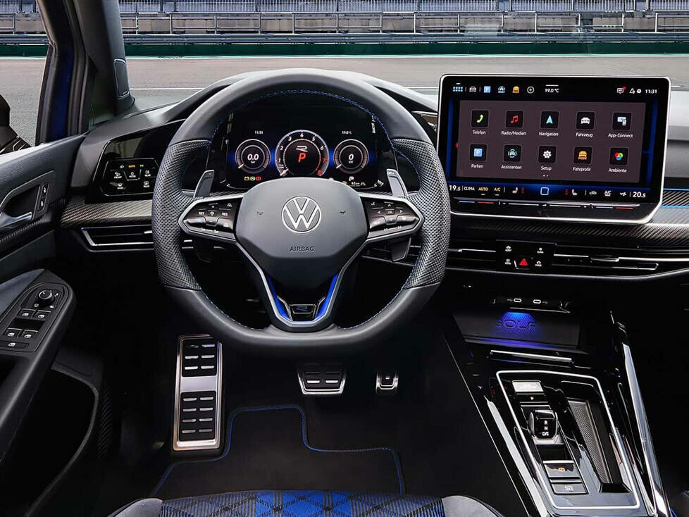 Cockpit des VW Golf R (2024)