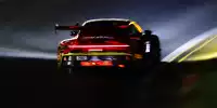 Der Porsche #911 führt hinter dem Safety-CAr