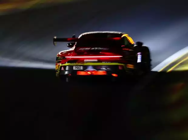 Der Porsche #911 führt hinter dem Safety-CAr Titel-Bild zur News: Der Porsche #911 führt hinter dem Safety-CAr