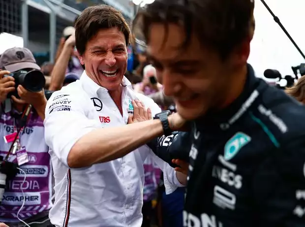 Titel-Bild zur News: Mercedes-Teamchef Toto Wolff jubelt mit Spielberg-Sieger George Russell