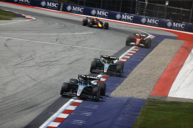 George Russell Lewis Hamilton Carlos Sainz Sergio Perez Ferrari Ferrari F1Mercedes Mercedes F1Red Bull Red Bull F1 ~George Russell (Mercedes), Lewis Hamilton (Mercedes), Carlos Sainz (Ferrari) und Sergio Perez (Red Bull) ~ George Russell Lewis Hamilton Carlos Sainz Sergio Perez Ferrari Ferrari F1Mercedes Mercedes F1Red Bull Red Bull F1 ~George Russell (Mercedes), Lewis Hamilton (Mercedes), Carlos Sainz (Ferrari) und Sergio Perez (Red Bull) ~