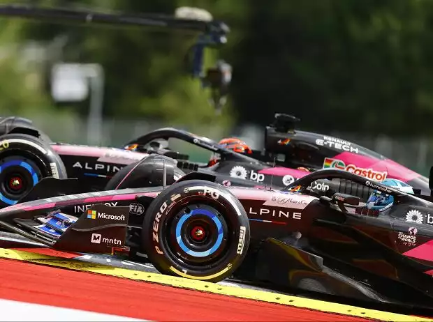 Esteban Ocon im Duell mit seinem Alpine-Teamkollegen Pierre Gasly Titel-Bild zur News: Esteban Ocon im Duell mit seinem Alpine-Teamkollegen Pierre Gasly