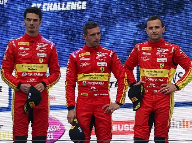 Titel-Bild zur News: Die Körpersprache spricht Bände: Ferrari fühlt sich von der Rennleitung um den Sieg betrogen