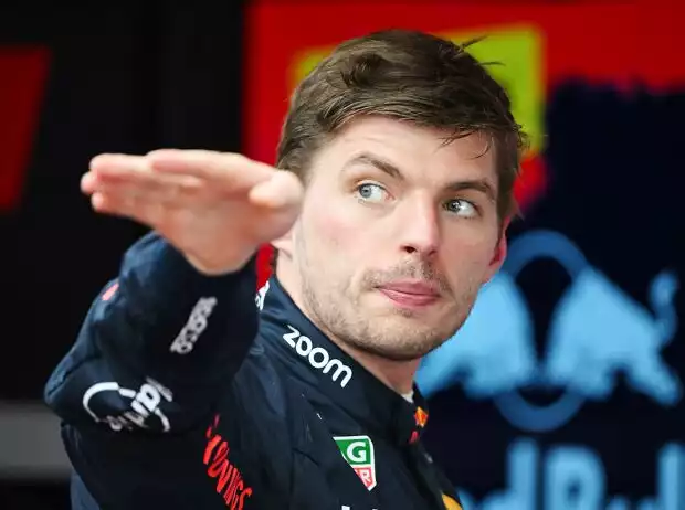 Titel-Bild zur News: Max Verstappen gestikuliert in der Red-Bull-Box beim Formel-1-Rennen in Spielberg 2024