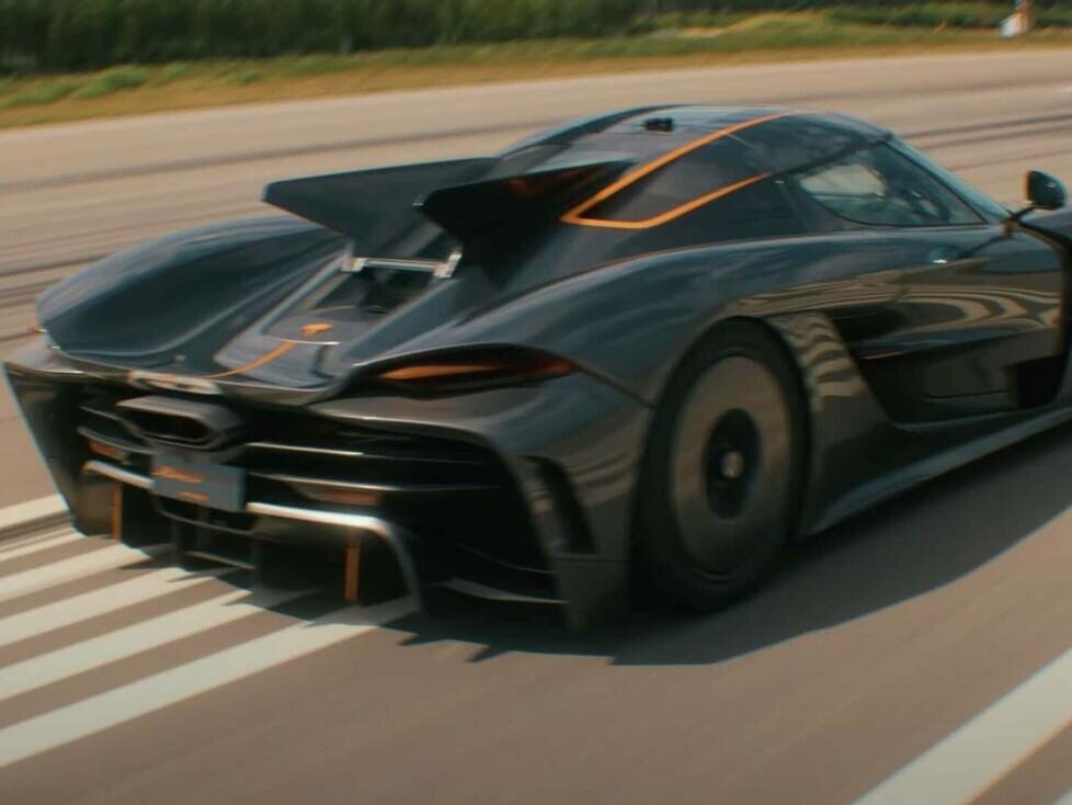 koenigsegg jesko on a runway breaking a record
