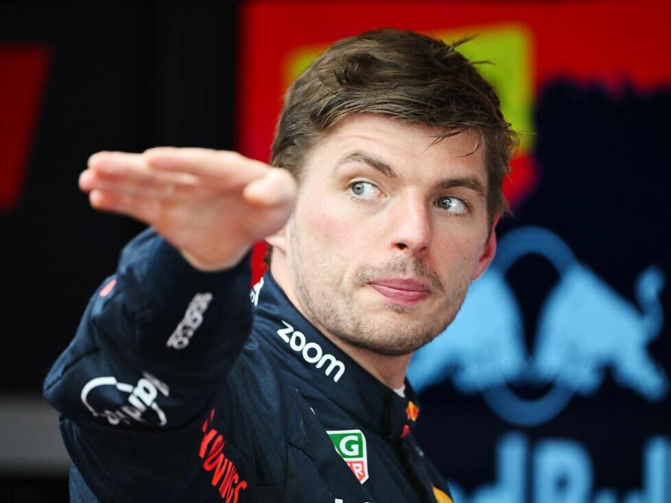 Max Verstappen gestikuliert in der Red-Bull-Box beim Formel-1-Rennen in Spielberg 2024