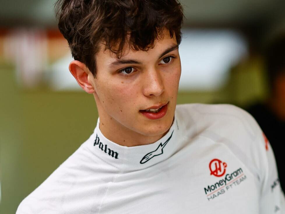 Der erst 19-jährige Oliver Bearman in der Formel-1-Box von Haas