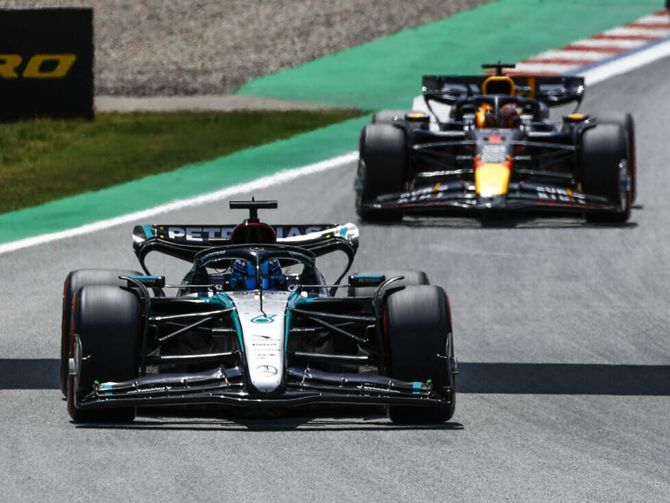 George Russell (Mercedes W15) vor Max Verstappen (Red Bull RB20) beim Formel-1-Rennen in Spanien 2024