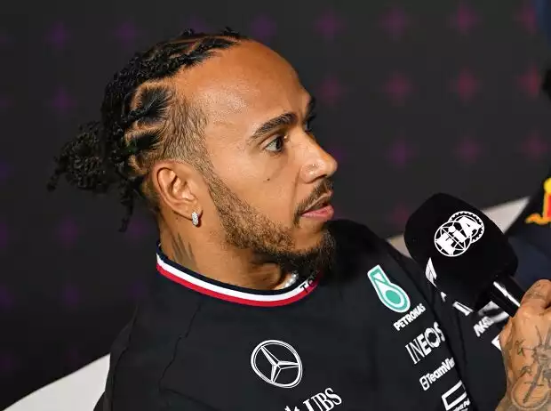 Mercedes-Fahrer Lewis Hamilton in der Formel-1-Pressekonferenz in Silverstone 2024 Titel-Bild zur News: Mercedes-Fahrer Lewis Hamilton in der Formel-1-Pressekonferenz in Silverstone 2024