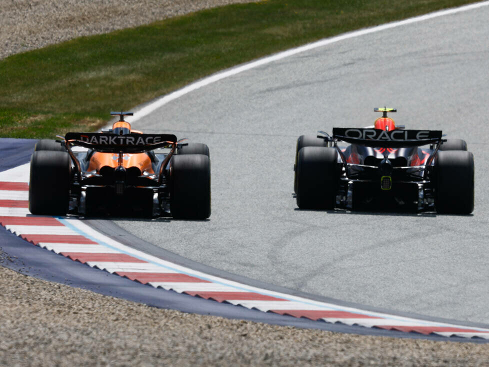 Sergio Perez (Red Bull RB20) und Oscar Piastri (McLaren MCL38) beim Formel-1-Rennen in Österreich 2024