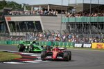Guanyu Zhou (Sauber) und Charles Leclerc (Ferrari) 