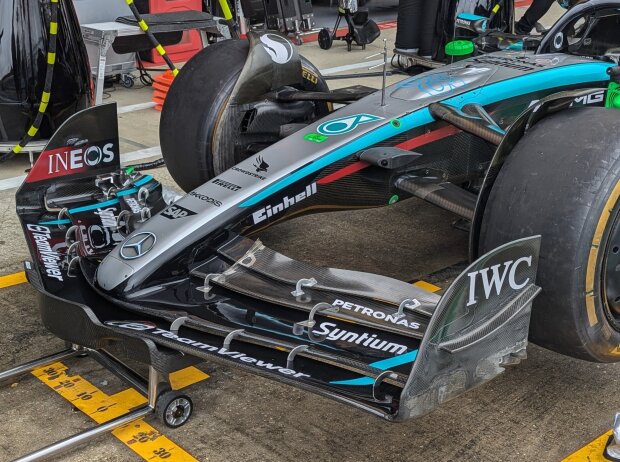 Frontflügel und Vorderachse am Mercedes W15 beim Formel-1-Rennen in Silverstone 2024 Frontflügel und Vorderachse am Mercedes W15 beim Formel-1-Rennen in Silverstone 2024