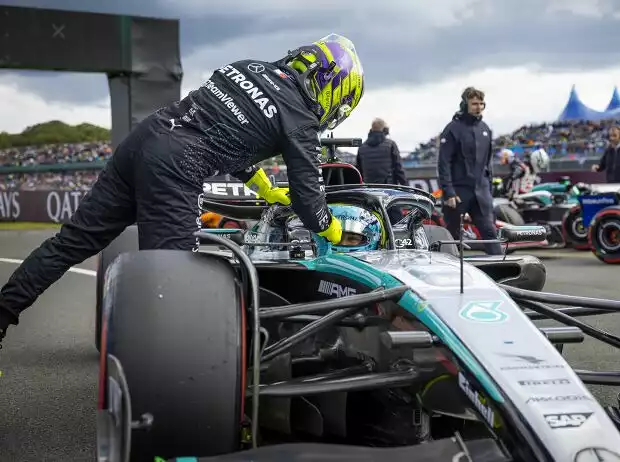 Titel-Bild zur News: Lewis Hamilton gratuliert George Russell zur Pole beim Formel-1-Qualifying in Silverstone 2024
