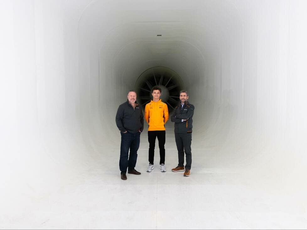 Zak Brown, Lando Norris und Andrea Stella im neuen McLaren-Windkanal
