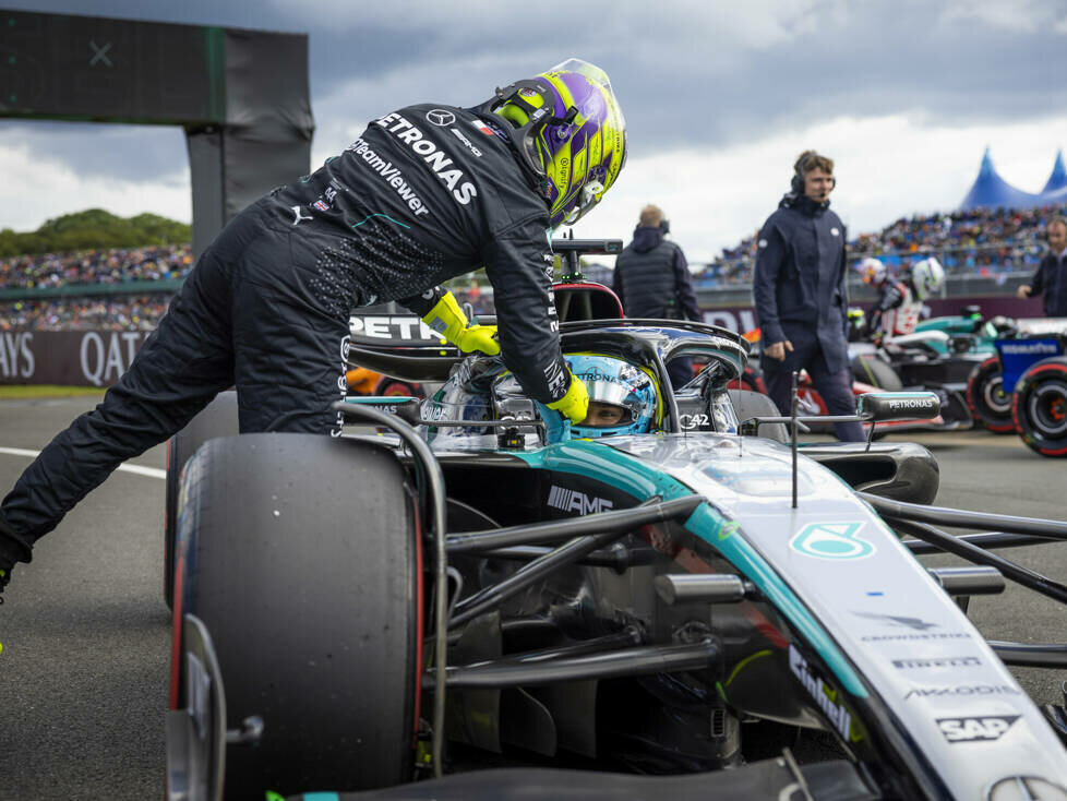 Lewis Hamilton gratuliert George Russell zur Pole beim Formel-1-Qualifying in Silverstone 2024
