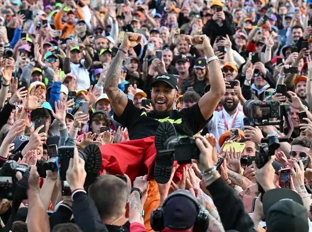 Crowdsurfing nach seinem neunten Triumph in Silverstone: Lewis Hamilton Titel-Bild zur News: Crowdsurfing nach seinem neunten Triumph in Silverstone: Lewis Hamilton