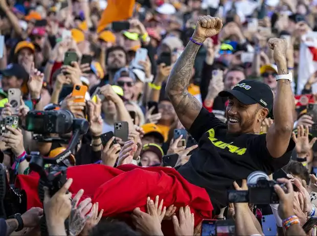 Lewis Hamilton nimmt ein Bad in der Menge in Silverstone 2024 Titel-Bild zur News: Lewis Hamilton nimmt ein Bad in der Menge in Silverstone 2024
