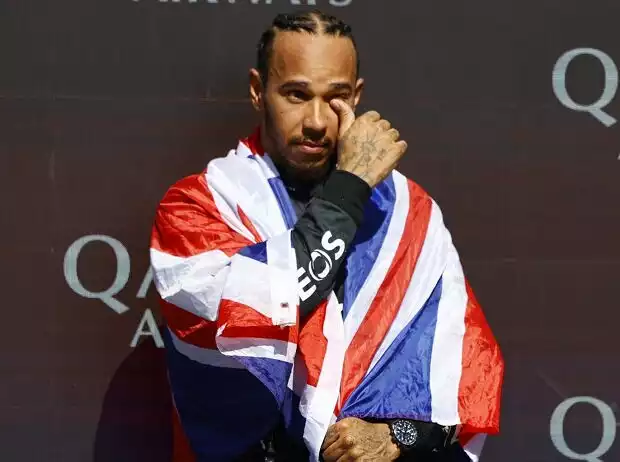 Musste sich die Tränen wegwischen: Lewis Hamilton am Ende seiner Durststrecke Titel-Bild zur News: Musste sich die Tränen wegwischen: Lewis Hamilton am Ende seiner Durststrecke