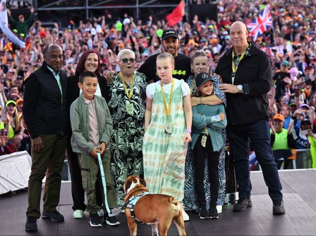 Ein Fall für die ganze Familie: Hamilton und Anhang feiern den Silverstone-Sieg Ein Fall für die ganze Familie: Hamilton und Anhang feiern den Silverstone-Sieg
