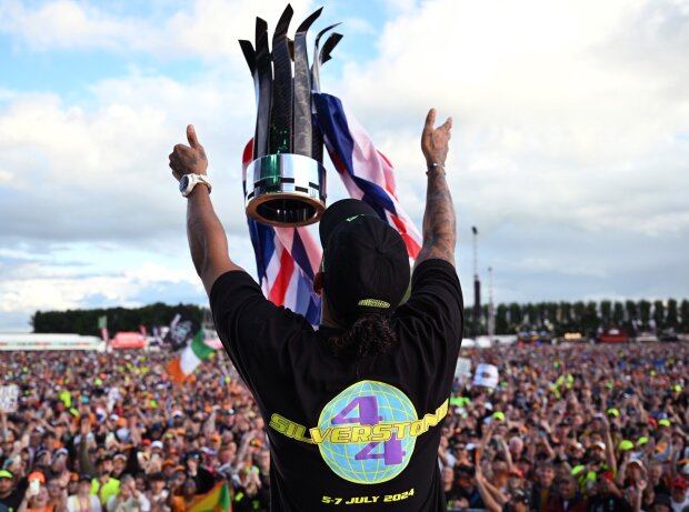 Riesenjubel in Silverstone: Hamilton präsentiert seinen Fans den Siegerpokal Riesenjubel in Silverstone: Hamilton präsentiert seinen Fans den Siegerpokal