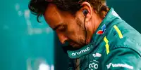 Formel-1-Fahrer Fernando Alonso in der Box von Aston Martin 2024