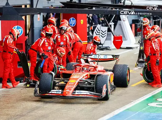Charles Leclerc (Ferrari SF-24) beim Boxenstopp beim Formel-1-Rennen in Silverstone 2024 Titel-Bild zur News: Charles Leclerc (Ferrari SF-24) beim Boxenstopp beim Formel-1-Rennen in Silverstone 2024