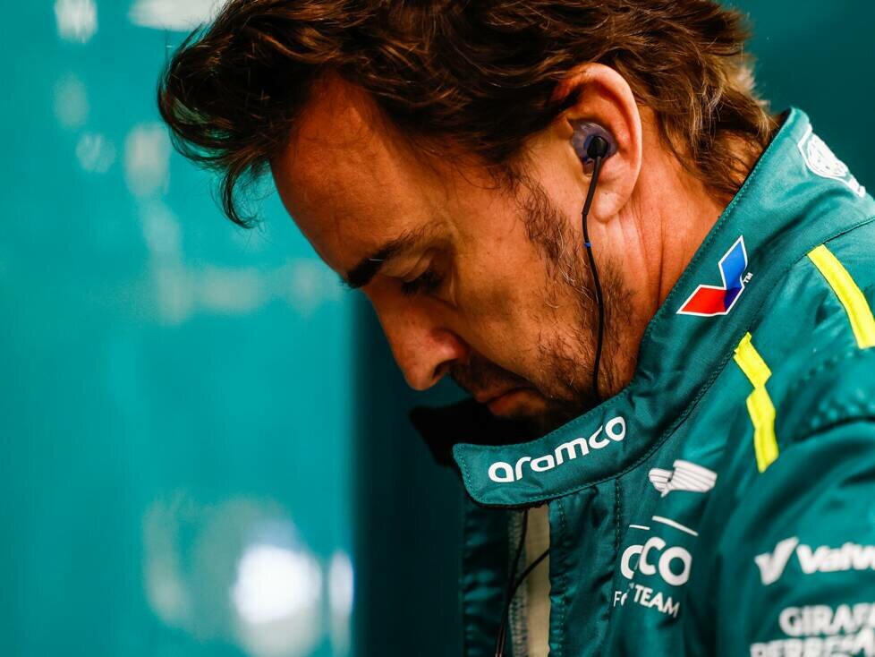Formel-1-Fahrer Fernando Alonso in der Box von Aston Martin 2024