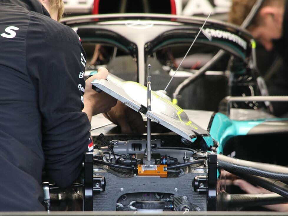 Ein Blick unter die Ausbuchtung von Mercedes