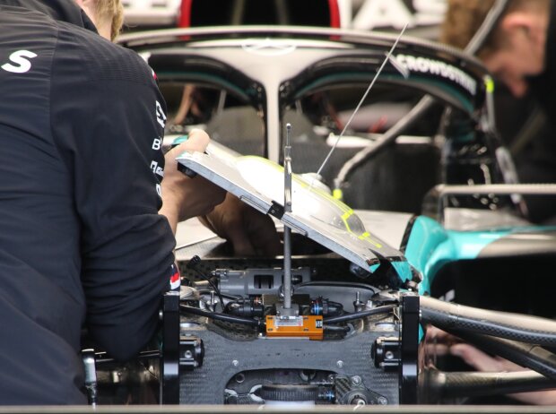 Ein Blick unter die Ausbuchtung von Mercedes Ein Blick unter die Ausbuchtung von Mercedes