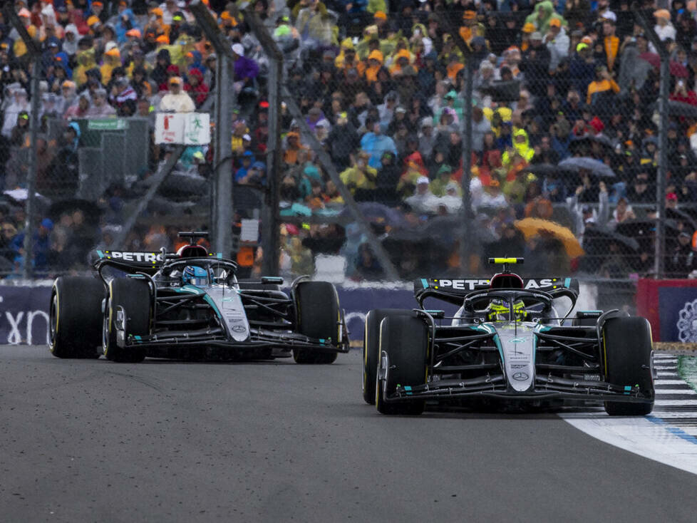 Lewis Hamilton und George Russell (Mercedes W15) beim Formel-1-Rennen in Silverstone 2024