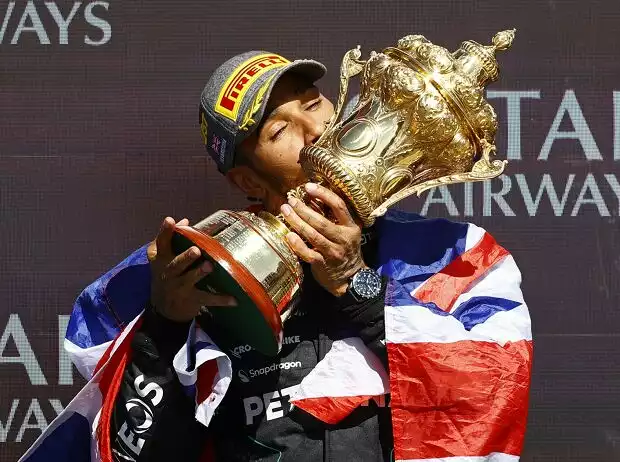Lewis Hamilton jubelt über seinen Sieg beim Formel-1-Rennen in Silverstone 2024 Titel-Bild zur News: Lewis Hamilton jubelt über seinen Sieg beim Formel-1-Rennen in Silverstone 2024