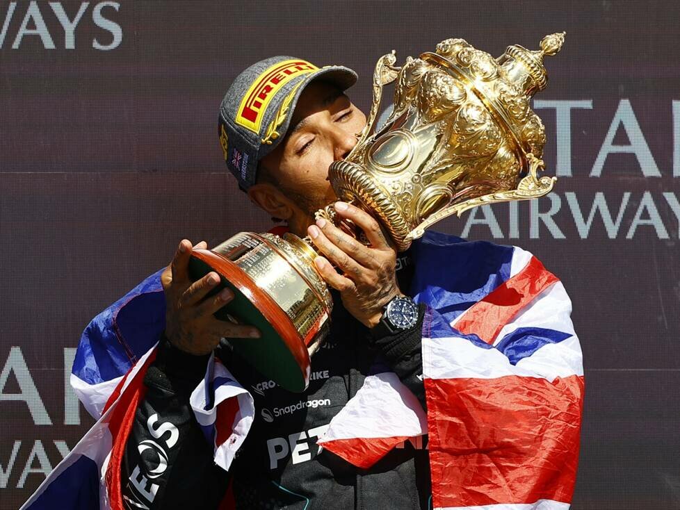 Lewis Hamilton jubelt über seinen Sieg beim Formel-1-Rennen in Silverstone 2024