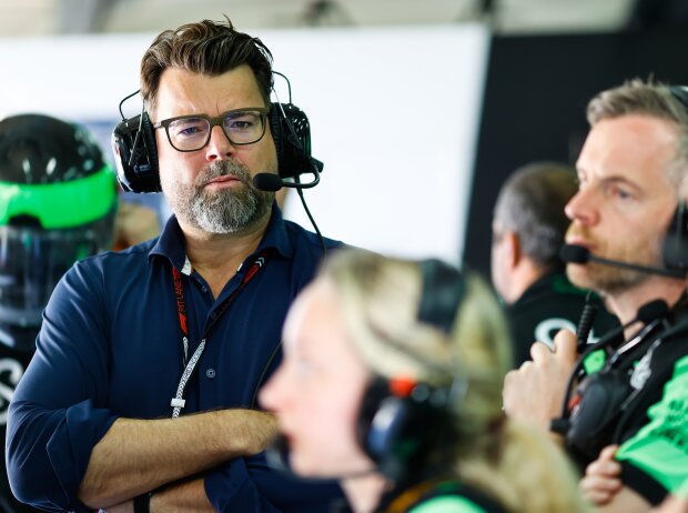 Oliver Hoffmann schaut genau hin: Saubers Performance bereitet ihm Sorge Oliver Hoffmann schaut genau hin: Saubers Performance bereitet ihm Sorge