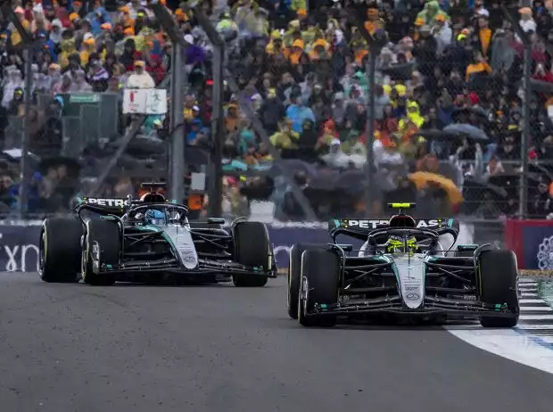 Lewis Hamilton und George Russell (Mercedes W15) beim Formel-1-Rennen in Silverstone 2024 Titel-Bild zur News: Lewis Hamilton und George Russell (Mercedes W15) beim Formel-1-Rennen in Silverstone 2024