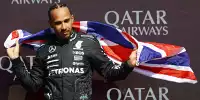 Lewis Hamilton mit der britischen Flagge auf dem Formel-1-Podium in Silverstone 2024