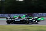 Guanyu Zhou (Sauber) und Lewis Hamilton (Mercedes) 