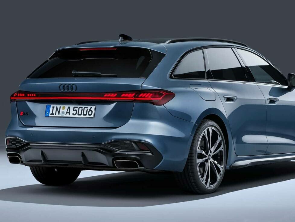 Audi A5 Avant (2024) von schräg hinten
