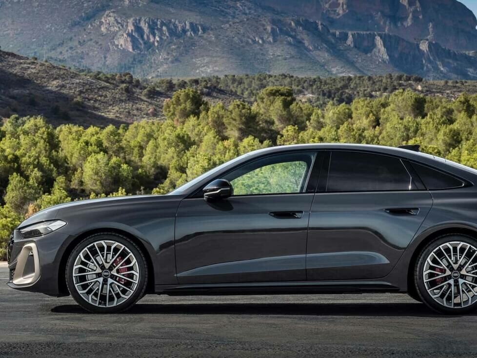Der neue Audi A5 (2024) wirkt in der Seitenansicht ...