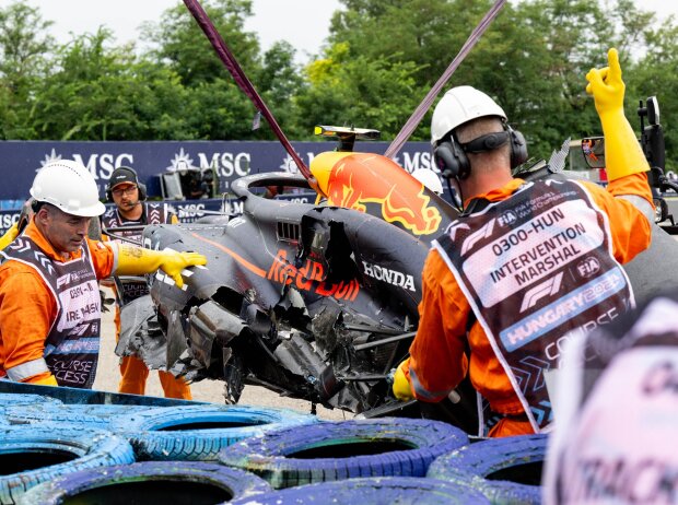 Ein Wrack: Der Schaden am Auto von Sergio Perez ist groß Ein Wrack: Der Schaden am Auto von Sergio Perez ist groß