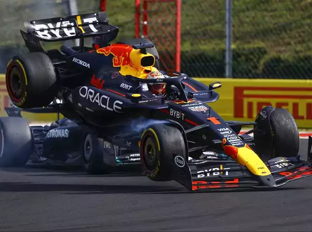 Titel-Bild zur News: Max Verstappen (Red Bull) kollidiert beim Formel-1-Rennen in Ungarn 2024 mit Lewis Hamilton (Mercedes)