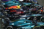 Lance Stroll (Aston Martin), George Russell (Mercedes), Sergio Perez (Red Bull) und Fernando Alonso (Aston Martin) 