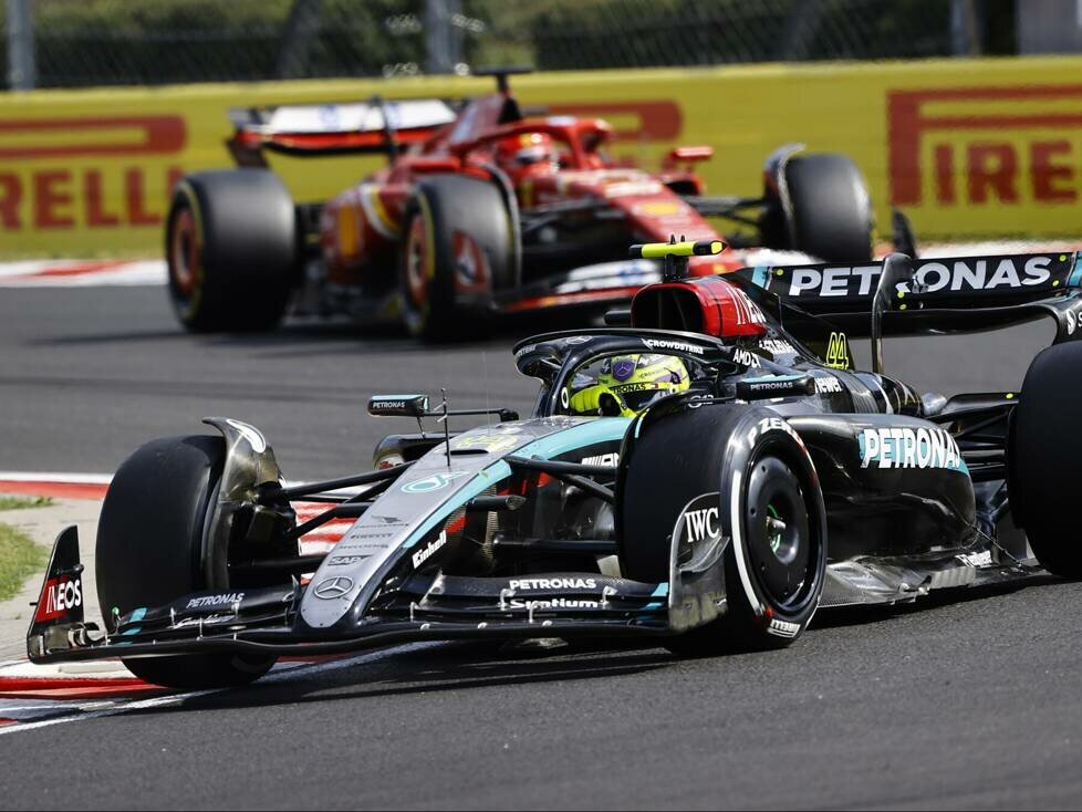 Lewis Hamilton im Mercedes vor Charles Leclerc im Ferrari