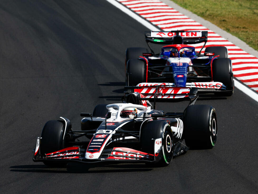 Kevin Magnussen (Haas VF-24) vor Daniel Ricciardo (Racing Bulls VCARB 01) beim Formel-1-Rennen in Ungarn 2024